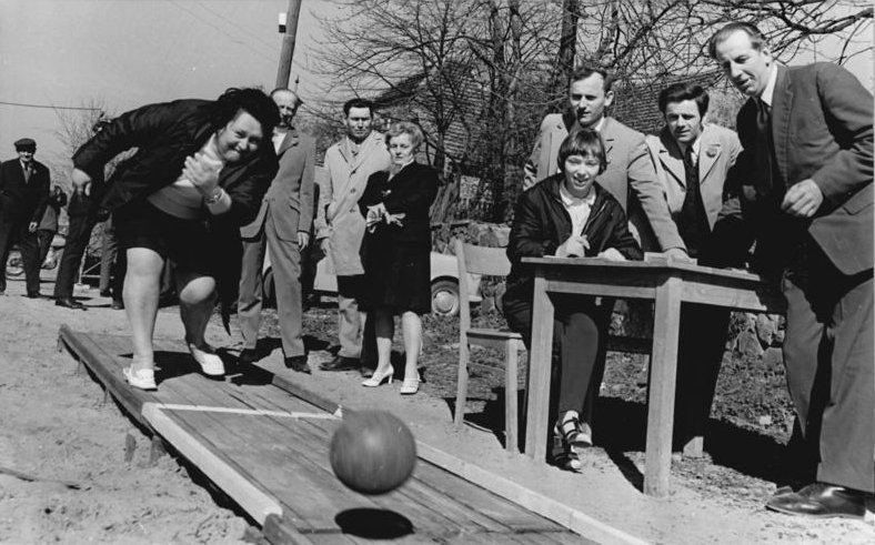 Bundesarchiv_Bild_183-K0510-0015-001,_Dewitz,_Dorffestspiele,_Kegeln