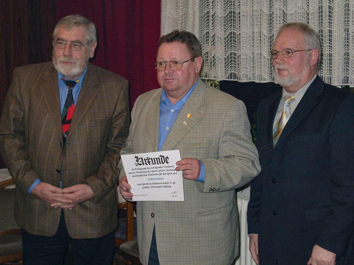Lothar Senker bekommt 2004 die Goldenen Ehrennadel des Regionssportbundes
