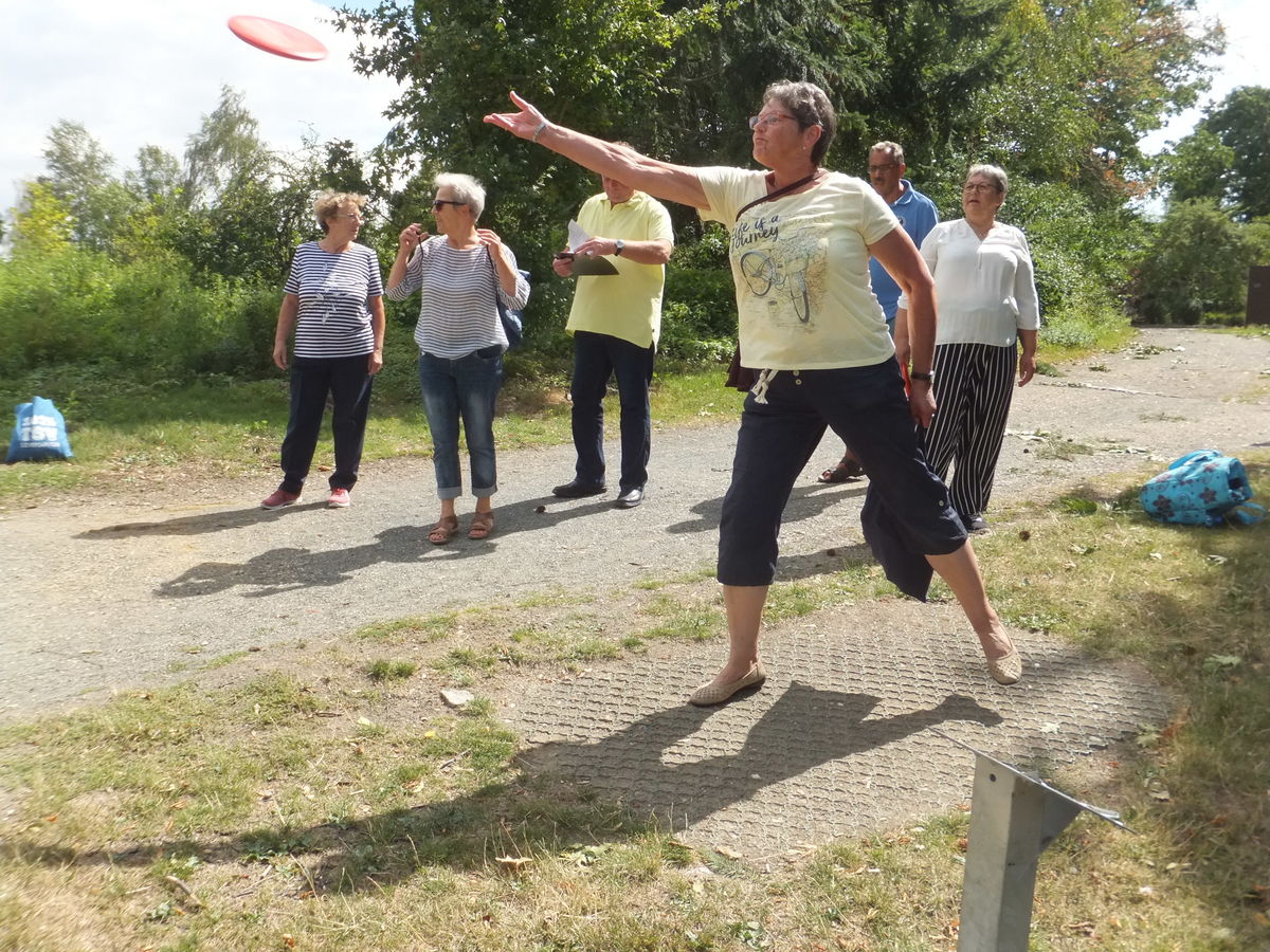 Heidi Kröpke beim Abwurf
